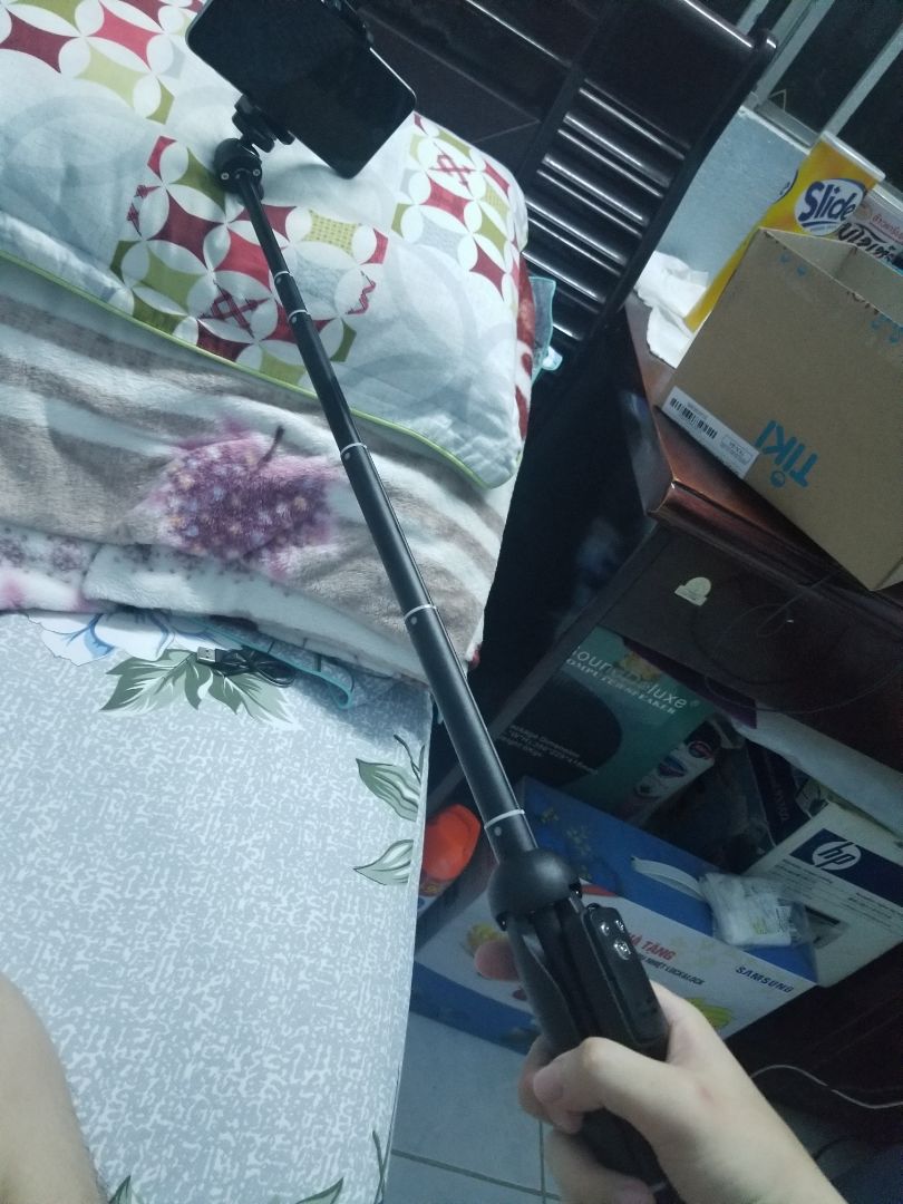 Mình đặt hàng trưa t7 lúc 18h thì giao nhanh là 8h30 có rồi.
Sản phẩm ok trong tầm giá này,chân đế do ko to nên việc đứng trên bề mặt gồ ghề dễ ngã là ko tránh khỏi.
Sản phẩm cầm rất chắc chắn,ko phải loại rẻ tiền nên mình thấy tốt.