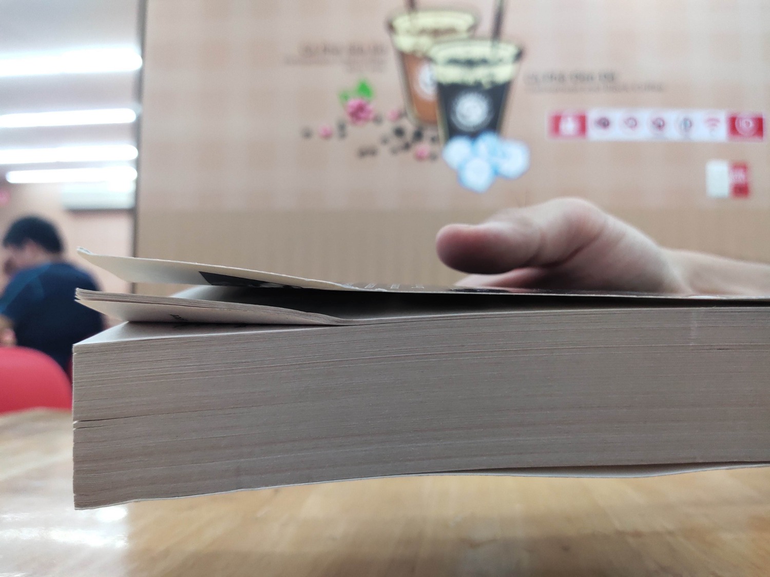 Chất lượng in của sách tốt. Tuy nhiên bìa sách có nhiều nếp bị gấp gãy. Hơi thất vọng vì nghĩ rằng sách của tiki luôn được bảo quản tốt.