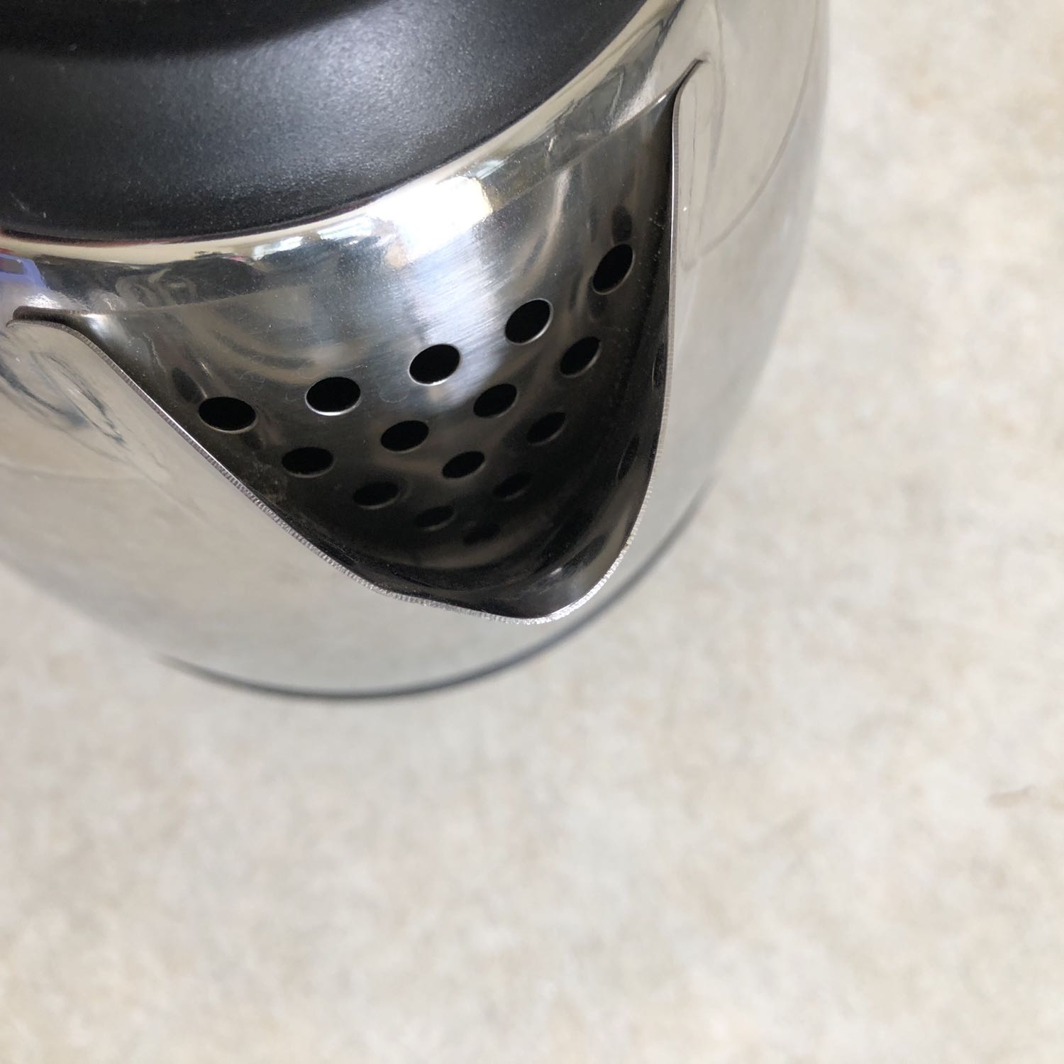 -Mua hàng tháng 3/2022 từ nhà bán Gia Khang.
-Giao hàng sớm hơn dự kiến, nhân viên giao hàng chuyên nghiệp.
-Giao hàng sản xuất từ năm 2019, vỏ hộp cũ, dính bụi bẩn.
-Sản phẩm biến dạng nhẹ chỗ rót nước, vỏ có chỗ cấn móp nhẹ (có ảnh minh hoạ) tuy nhiên không ảnh hưởng đến chất lượng sản phẩm.
-Đề nghị nhà bán nên kiểm tra sản phẩm trước khi giao cho Khách hàng.