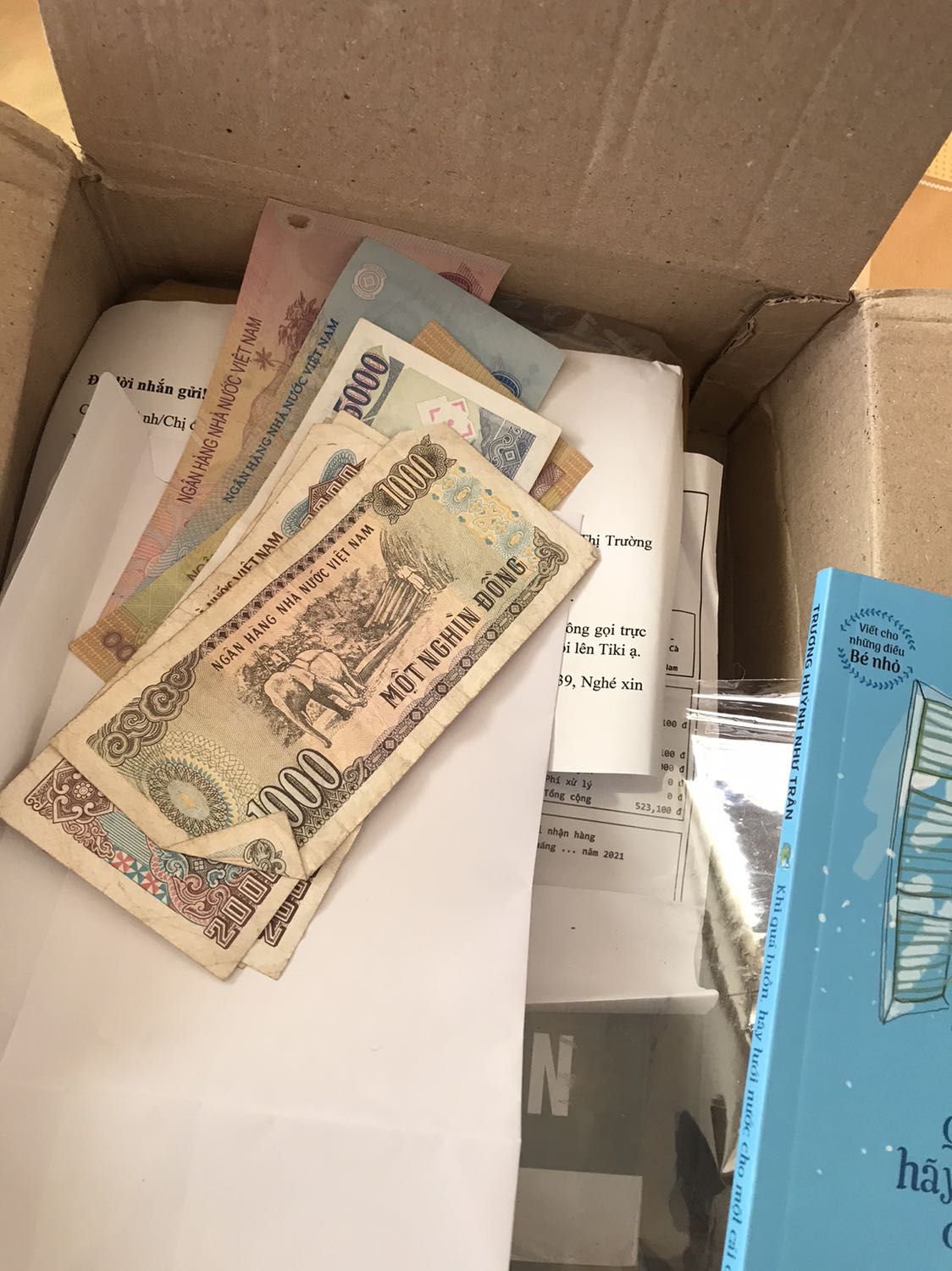 Mục tiêu là chỉ để mua cuốn sách 24 bài học sống còn để đầu tư thành công trên thị trường. Do sách hiếm hàng nên không còn bán riêng lẻ nữa. Nên mình chấp nhận mua kiểu combo để lấy cuốn mình muốn đọc. Rồi lúc nhận hàng tại nhà, mở ra thì thấy ghi là không có sách. Trả lại tiền phần cuốn sách không có. Cuốn không muốn có mà phải đang giữ thì bị móp góc, rách vỏ bọc. Trước giờ mình mua sách số lượng không hề nhỏ trên Tiki vì tin tưởng. Bây giờ như vậy, cũng chấp nhận chuyện đã rồi. Nhưng thất vọng thì do Tiki hay do hãng mình đặt sách đây. Thiệt tình !!!