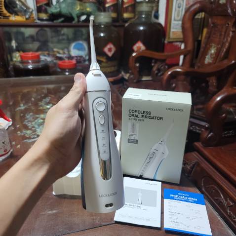 máy này xài ok , sạch răng miệng , nhưng cái lần trước được bạn tặng sinh nhật , xài đc hơn 6 tháng bị hư , nghĩ do quá trình xài ntn nên hư ... lên tiki mua lại 1 cái y vậy xài , mua hôm 1.4.2023 , đến hôm nay 30.5.2023 thì bị hư y chang cái củ , bấm ko xịt , tưởng hết pin , sạc gần 2 tiếng vẫn ko có động tỉnh gì , giờ mình muốn bảo hành thì phải như thế nào ?