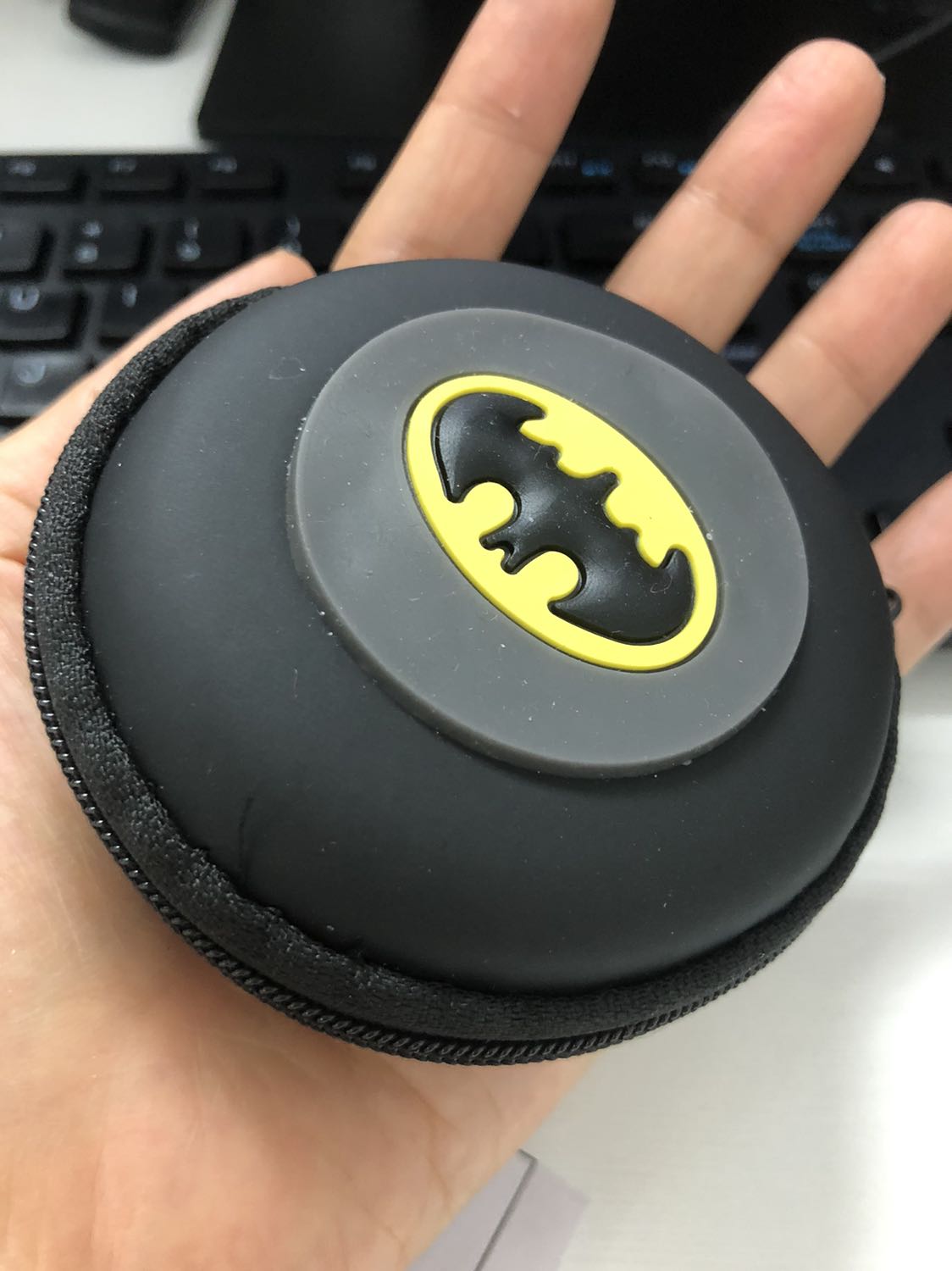 Hơi gọn và nhỏ, kích thước đường kính tầm 8cm, vừa giá tiền 15k