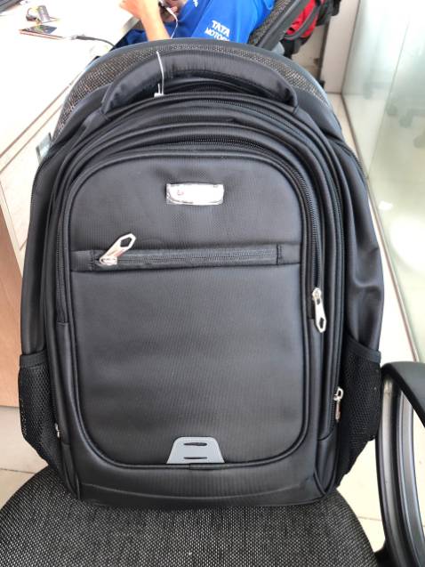 Giao hàng ở Sài Gòn nhanh đỉnh luôn, mới đặt chiều hôm trước sáng hôm sau có. Ba lô ổn áp, ko có chỉ thừa, đường may đẹp, chắc chắn.