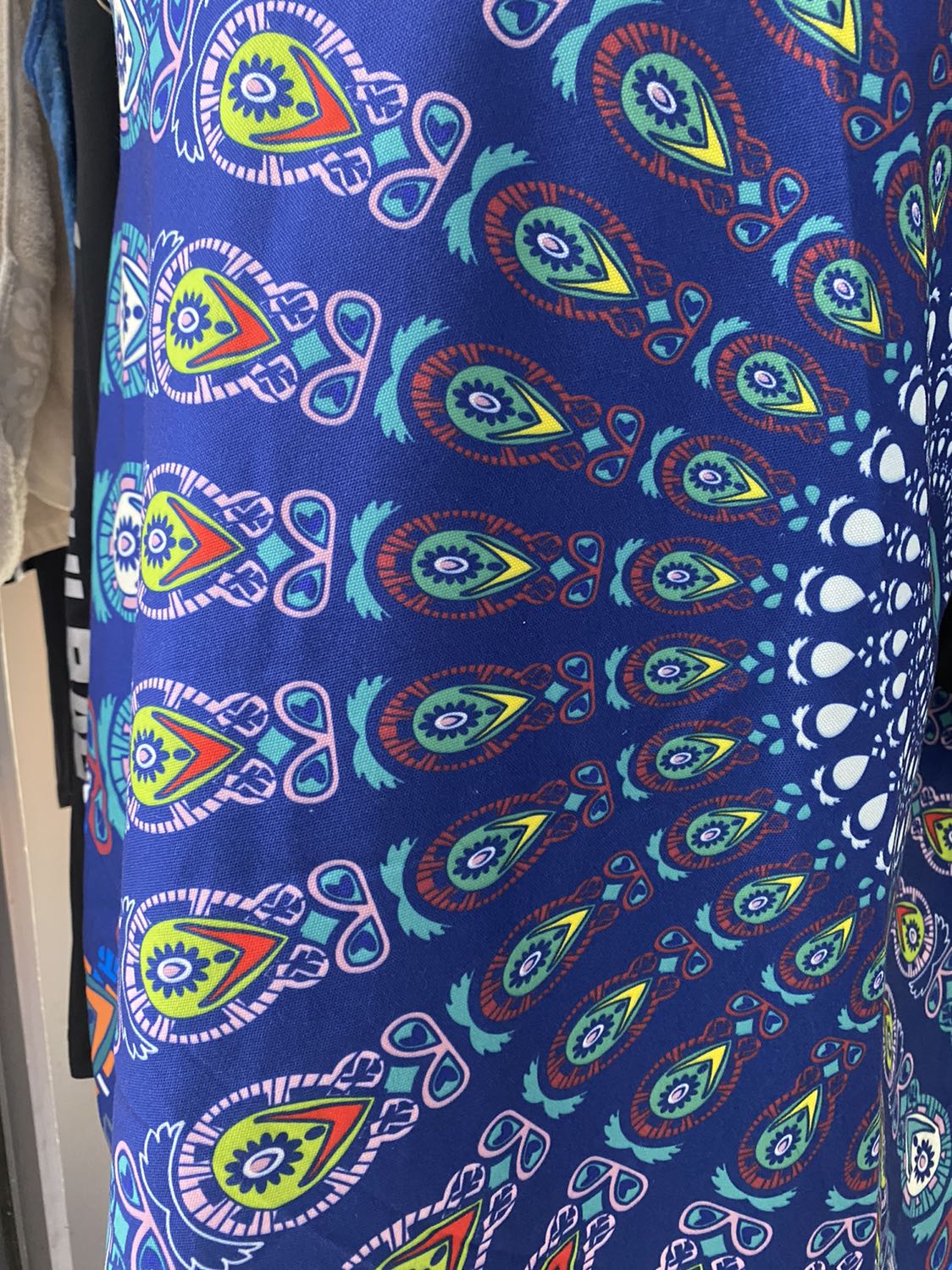 Vải dày dặn, hoa văn đẹp, màu sắc rõ nét. Giao hàng đúng hẹn.