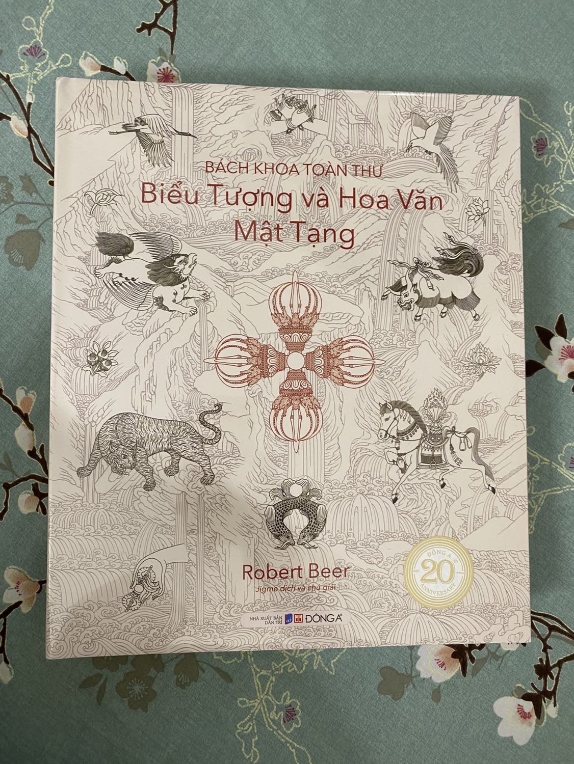 Sách rất đẹp và xịn, hình vẽ in nét căng. Nội dung rất chi tiết và thú vị, một cuốn sách quý cho những bạn quan tâm đến Phật giáo Tây Tạng.