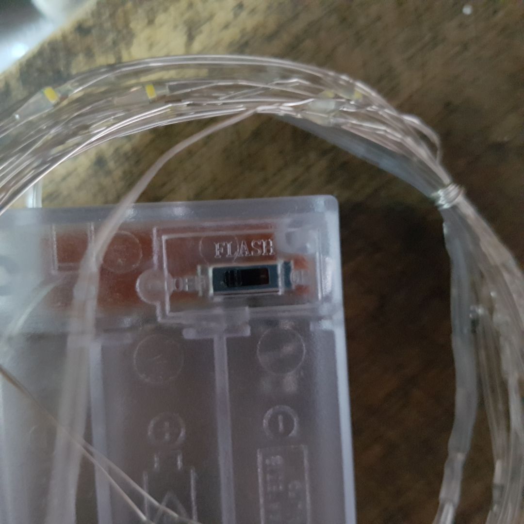 Quá xịn. Minh mua loại 5 mét nháy có công tắc gạt chọn Luôn sáng/ nháy chớp/ Tắt dây phủ màu bạc kẽm quá đẹp. Treo lên phòng đẹp. Đèn lúc đầu nhìn mong manh nhưng hóa ra quá bền và dai. Mình dùng 1 tháng rồi ko thấy vấn đề gì. 10 sao cho chất lượng.