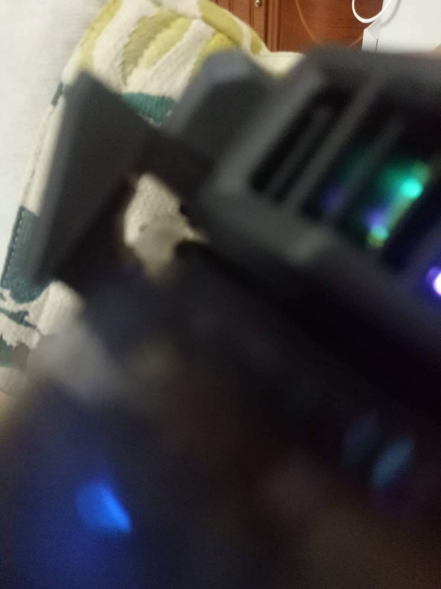 quạt giữ đt lỏng lẻo lắm đụng tí là nó bung ra đt nhỏ thì khá phù hợp,ảnh chụp là v2 nhưng lại giao v1  coi như tạm chấp nhận chống xước:D khi chơi mình thấy quạt toả hơi nóng ra tay hơi khó chịu.Nói chung giá rẻ mình k đòi hỏi dùng treo game thì ngon. quạt giữ đt lỏng lẻo lắm đụng tí là nó bung ra đt nhỏ thì khá phù hợp,ảnh chụp là v2 nhưng lại giao v1  coi như tạm chấp nhận chống xước:D khi chơi mình thấy quạt toả hơi nóng ra tay hơi khó chịu.Nói chung giá rẻ mình k đòi hỏi dùng treo game thì ngon.