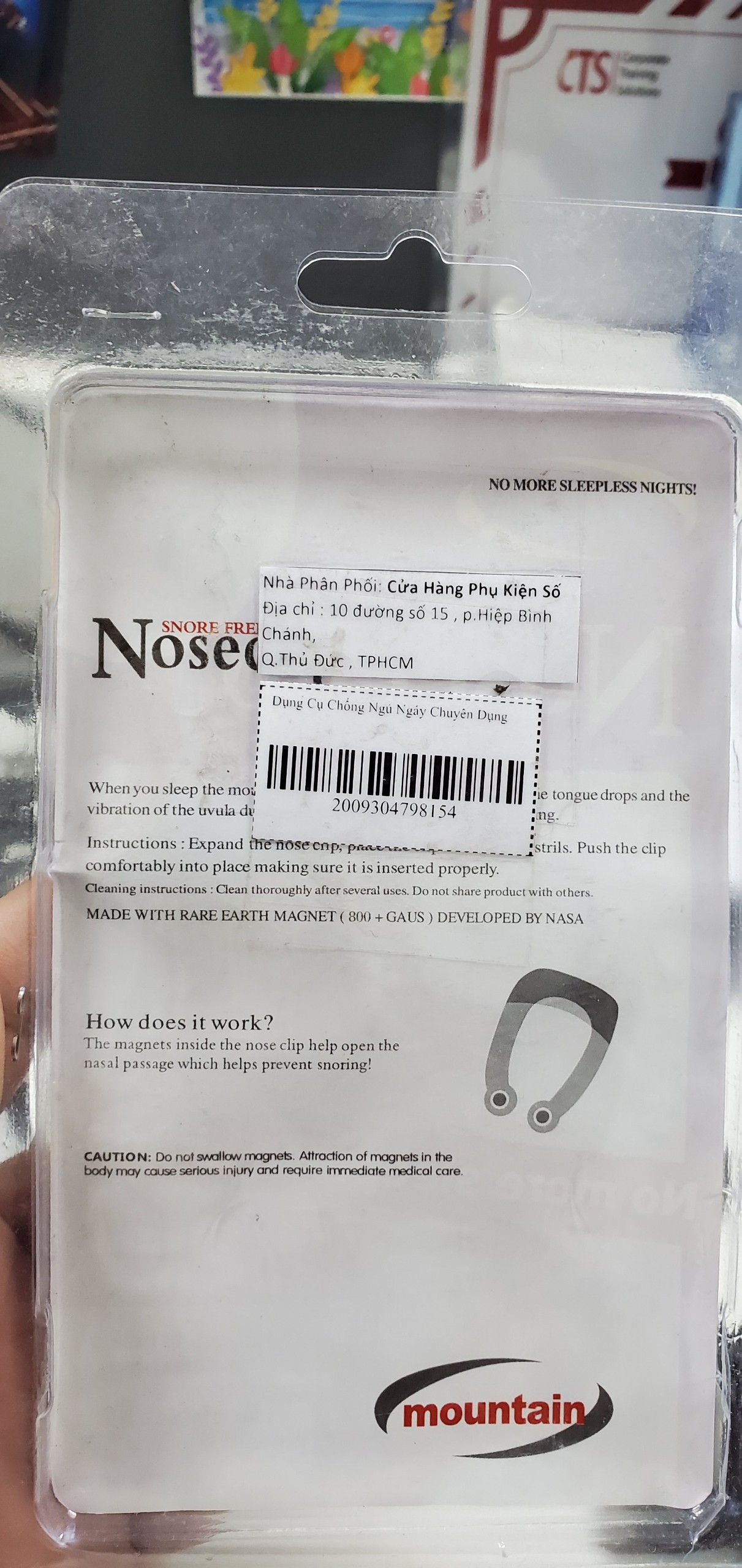 Hình sản phẩm màu xanh là hình hiện tại trên Tiki:
- Hộp màu xanh
- Trong hộp có gương
- Không có vật thể kim loại bên trong 
Các hình khác là hình thực tế mình nhận được:
- Hộp không như hình mô tả trên tiki 
- Đóng gói rất rẻ tiền
- Bên trong sản phẩm có nam châm hình như đã rỉ sét

Yêu cầu thu hồi sản phẩm và hoàn tiền