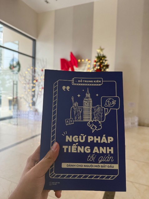Đóng hộp chu đáo, có thẻ lời cảm ơn khách hàng, sách dầy chữ to rõ. Vừa học vừa làm bài tập được. Người không biết gì về tiếng Anh cũng có thể mua và học. Nội dung đơn giản không quá cao siêu Đóng hộp chu đáo, có thẻ lời cảm ơn khách hàng, sách dầy chữ to rõ. Vừa học vừa làm bài tập được. Người không biết gì về tiếng Anh cũng có thể mua và học. Nội dung đơn giản không quá cao siêu