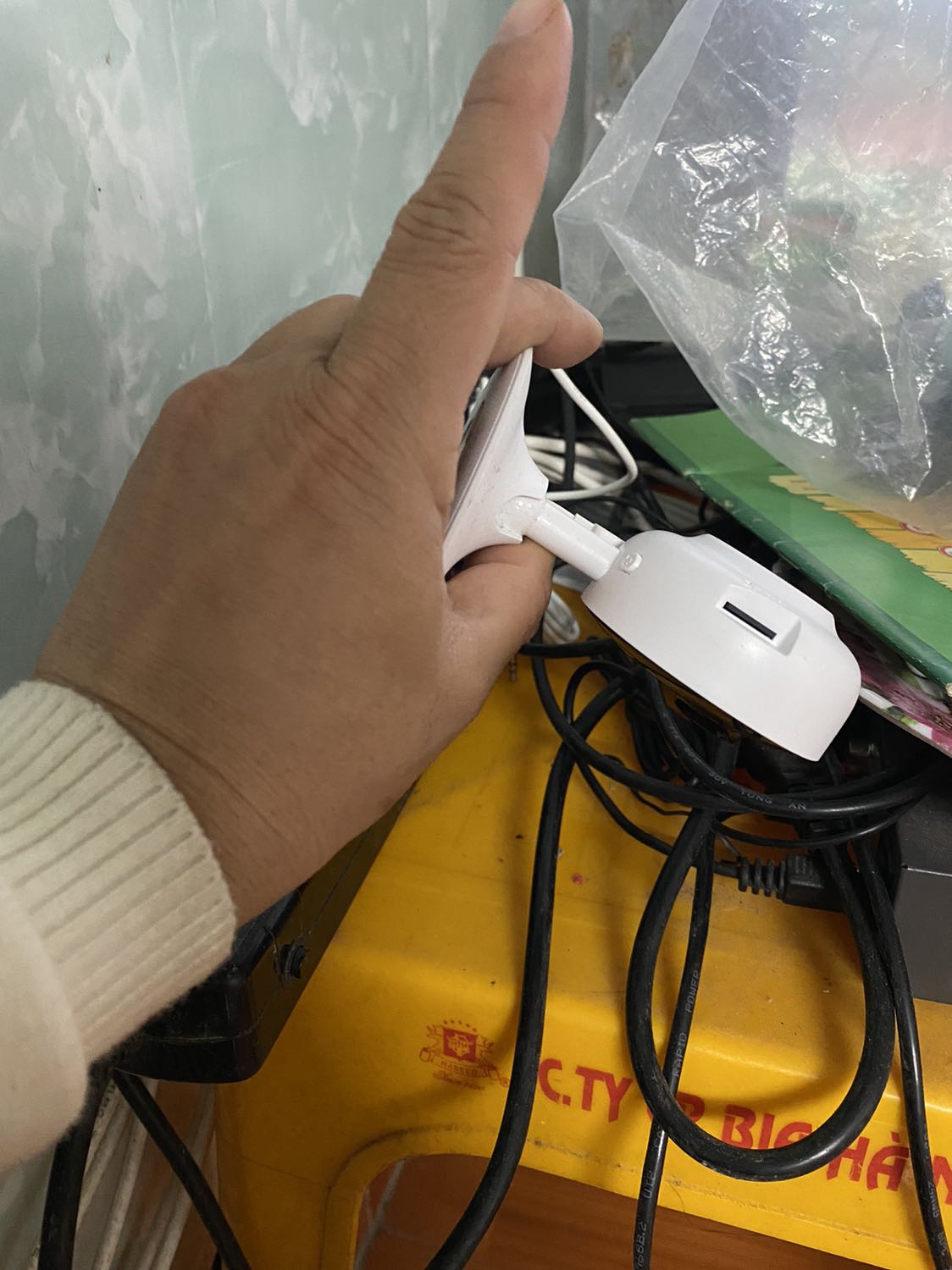 Sản phẩm camera ezviz sử dụng trong nhà nhỏ gọn tránh bị mọi người để ý, giá thành rẻ nhưng chất lượng cao, mình sử dụng và cài đặt dễ dàng.