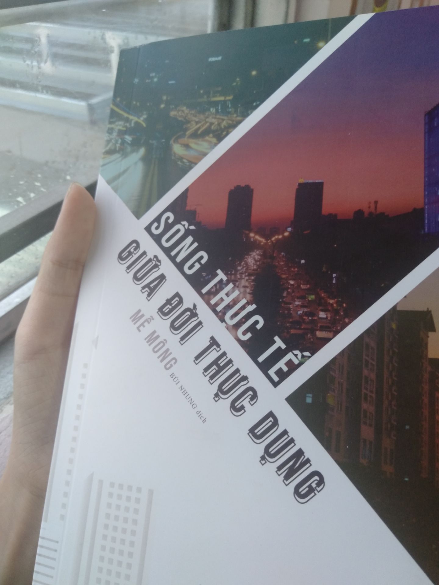 Giọng văn hay, truyền cảm hứng tốt, thích hợp với những người nhạy cảm. Nội dung thì không có gì để chê, không bị ngán và quá đạo lí. Bám sát thực tế cho người đọc dễ hình dung.
Về phần tiki thì giao hàng nhanh, đóng gói cẩn thận nhưng sách lại không có seal, lỗi không có gì đáng kể