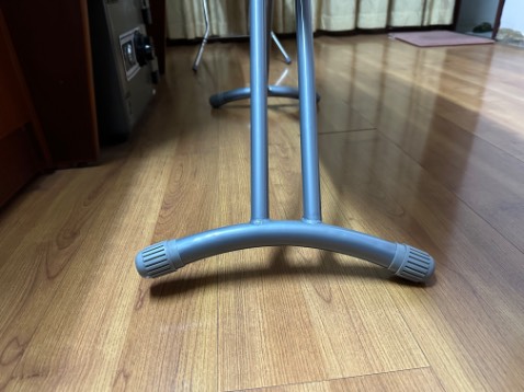 Chân bị cập kênh, nắn kiểu gì cũng không đứng chắc chắn được, chả biết kiểm soát chất lượng kiểu gì…