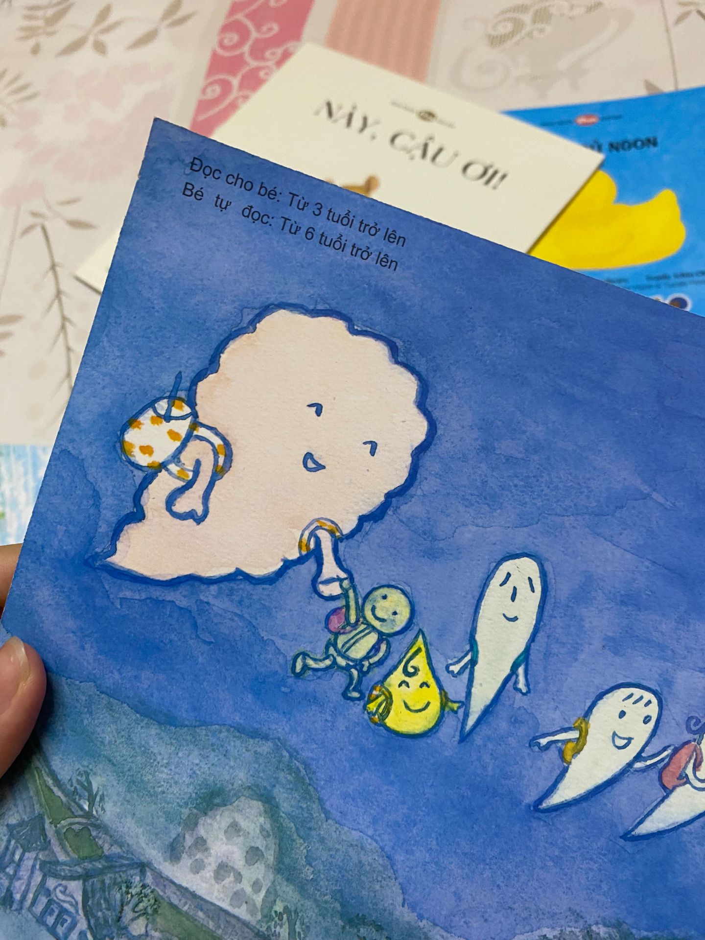 Gói kĩ.sách đẹp.hình vẽ sắc nét,chỉnh chu, còn được tặng thêm cả tấm hình dán