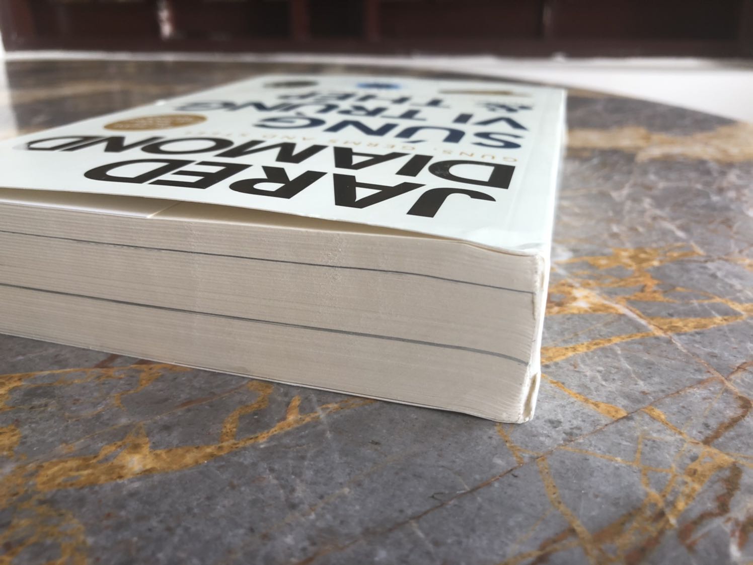 Gáy sách bị méo móp. Bìa trầy xước, hơi bẩn, nhìn không mới cho lắm. Không biết đây là do bên vận chuyển hay bên đóng gói sách nữa. Phần ruột nhìn tương đối mới nhưng phần bìa cầm không hài lòng tí nào. Mong Tiki lần sau chú ý hơn!