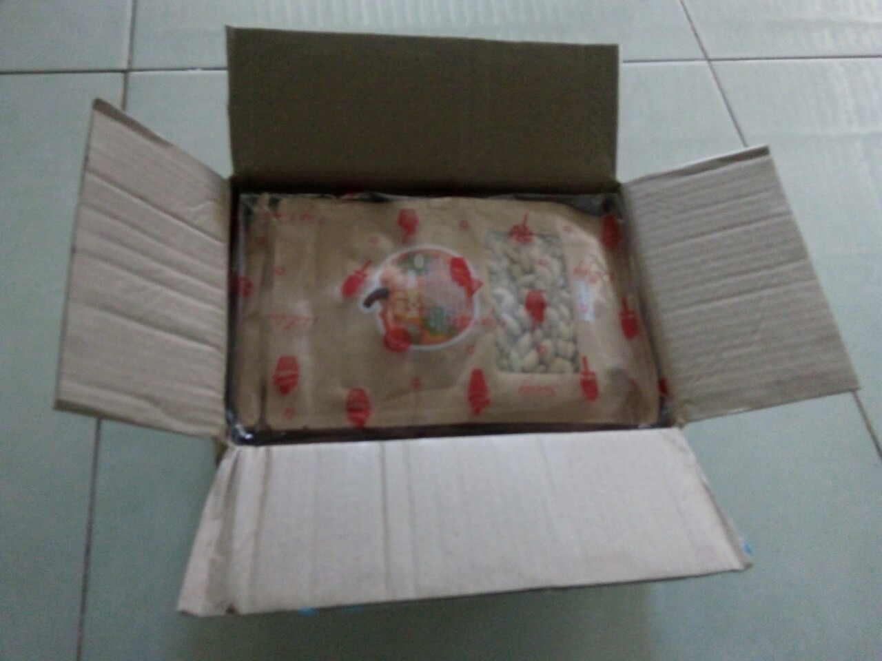 Mình nhận được hàng rồi shop nhé. Hạt bí có vị mặn, hạt giòn và mẩy. Nhận hàng xong là xé túi ngồi cả nhà ăn luôn. Cái túi đựng nhìn xịn xò còn có hình cái kem nữa  :D Ăn hết sẽ mua tiếp ủng hộ shop tiếp nè