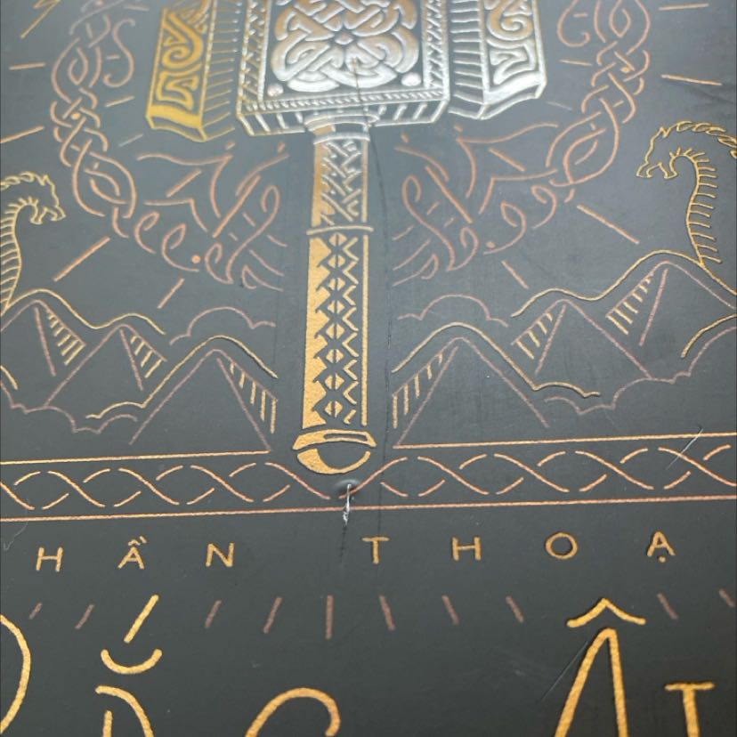 Mình khá kì vọng vào bìa sách này nhưng sách nhận về bị trầy ngay giữa bìa, kèm theo mấy đường xước nữa dù là sách mới 🥲. Nhìn ko trọn vẹn và rất là xót luôn í