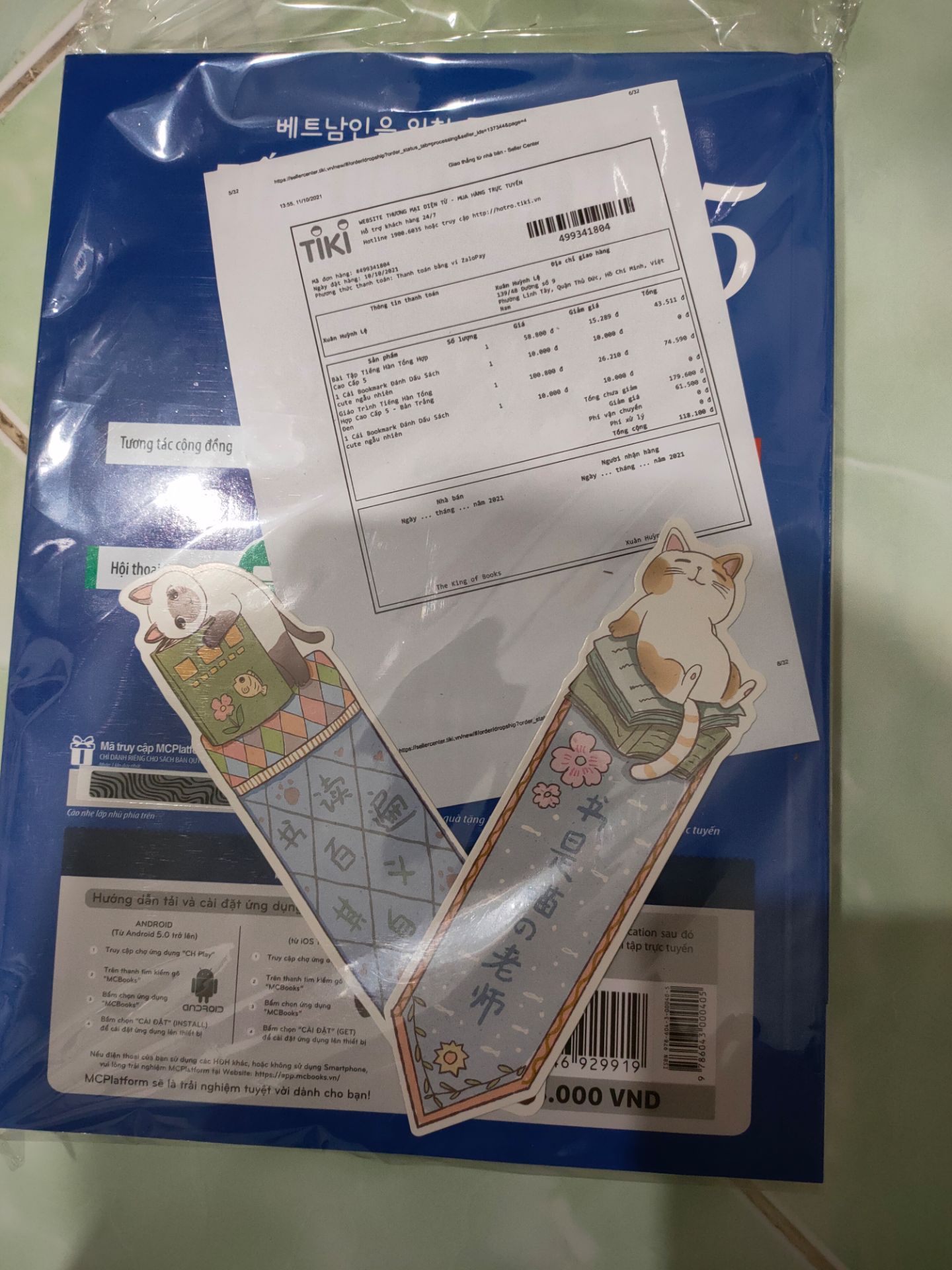 Đã nhận được hàng. Bookcare dễ thương. Sách chính hãng, quét được mã bar code và quà tặng.