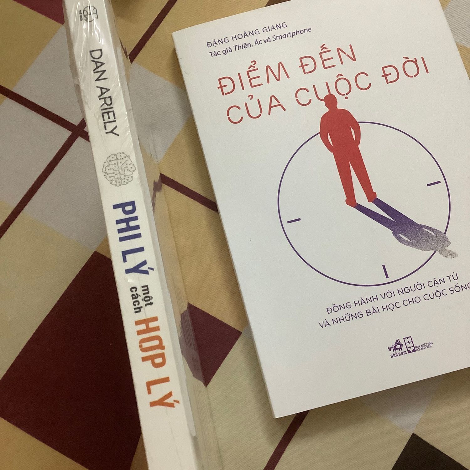 Mình chưa khui cuốn này nhưng mà Fahasa giao nhanh, sách ổn.