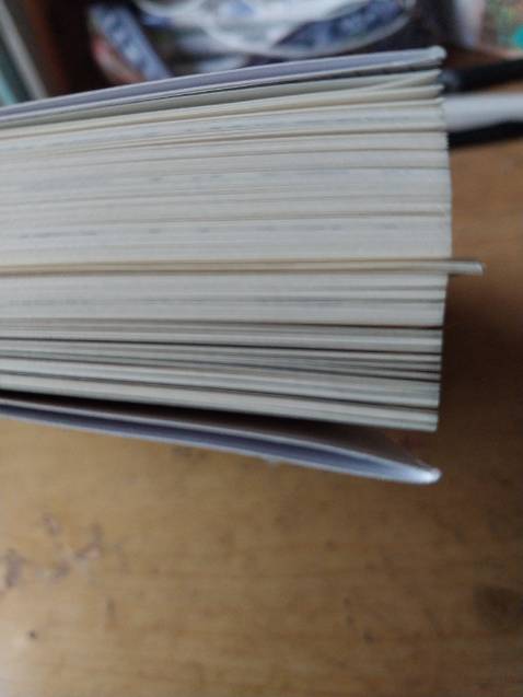 EDIT: PHẦN DƯỚI LÀ LÚC ĐỌC ĐƯỢC HƠN 2/3 VÀ SÁCH VẪN BÌNH THƯỜNG. CÒN HÔM NAY SAU KHI ĐỌC XONG THÌ CÁC TRANG SÁCH Ở DƯỚI ĐỘT NHIÊN BẬT TUNG RA, MÌNH PHẢI DÁN BĂNG KEO LẠI MỘT CHÙM LUÔN.
VÌ TRONG LÚC ĐỌC QUÁ THÍCH NÊN MÌNH ĐÃ ĐÁNH DẤU GHI CHÚ VÀO SÁCH LUÔN RỒI, NÊN CŨNG KO MUỐN ĐỔI LẠI. NHƯNG TÂM TRẠNG MÌNH HƠI BỊ TỆ.
Đáng tiền lắm, mà còn hời nữa do được giảm giá đậm đợt mình mua. Phần đâu thì chung về chủ nghĩa khắc kỷ(có lẽ sẽ hơi chán đối với một số bạn), các phần còn lại thì về cách thực hiện chủ nghĩa khắc kỷ(cực kỳ thú vị và hay theo quan điểm của mình). Mình thấy triết lý sống này phù hợp với bản thân, nên mình rất thích, các bạn có thể mua đọc thử một lần nha.