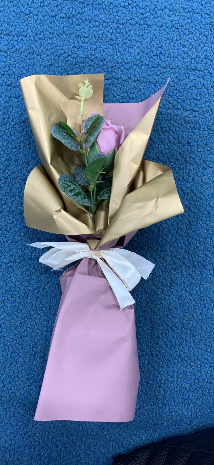 Quai kính màu đỏ, trông hơi rợ. Túi bọc lôm côm. Cũng đc.