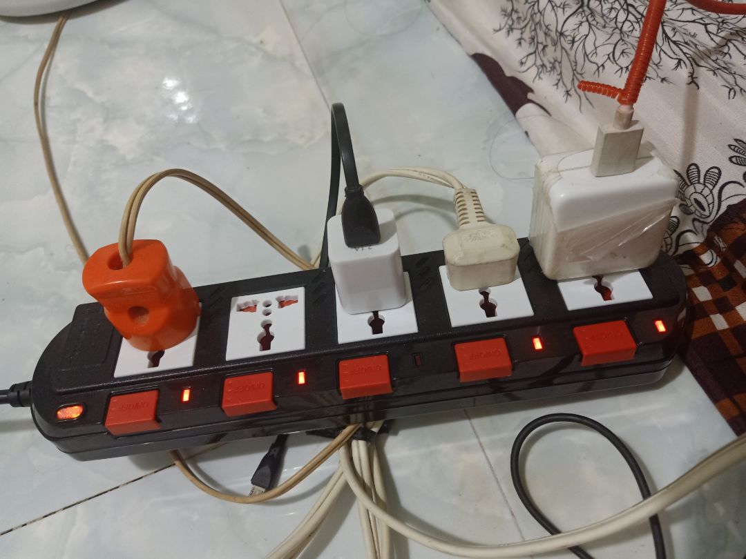 sản phẩm sử dụng ổn, trước có mua một ổ như vậy ở tiệm rồi, mà có vẻ ổ trước chắc chắn hơn, lỗ cắm chắc, ổ mới mua này lỗ cắm k đc chắc lắm,các phích cắm dẹp dễ bị rớt...