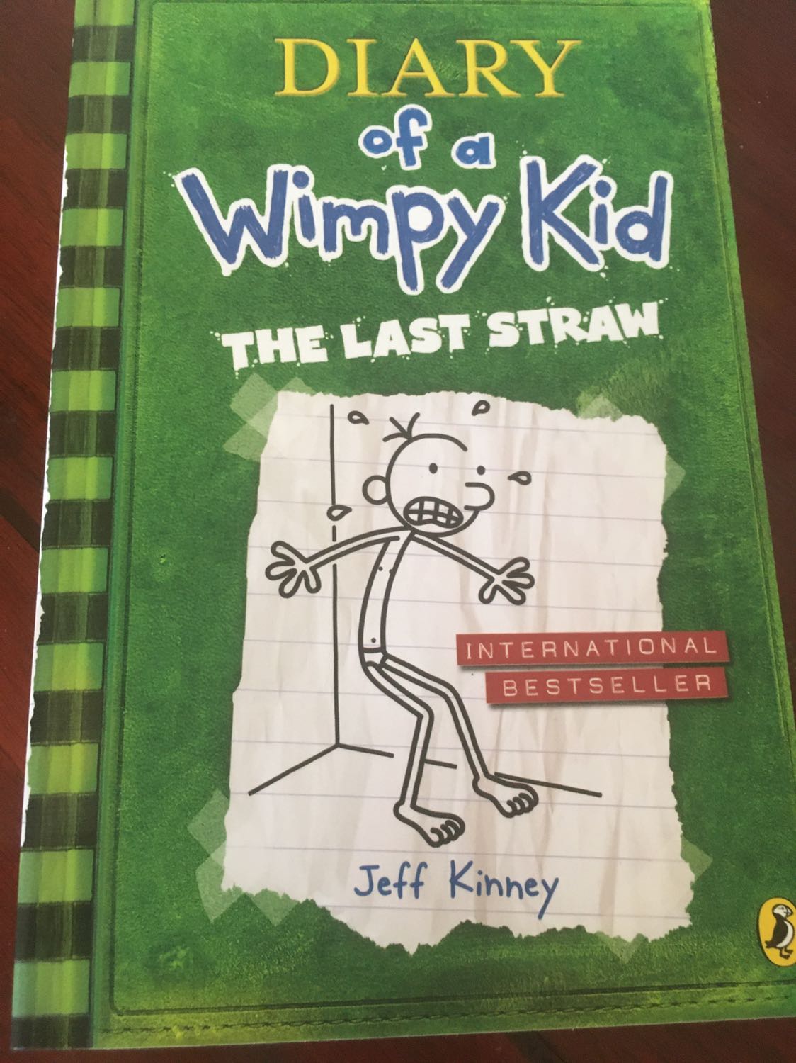 Mình đã mua 9/12 cuốn của bộ này. Đặc điểm của bộ Diary of a Wimpy Kid là từ ngữ rất hài hước, vui nhộn. Sách chứa vô số những câu chuyện nhỏ giở khóc giở cười của cu cậu "Bubby" Greg xoay quanh trường học - gia đình - bạn bè. Rảnh rỗi lấy ra đọc cũng tăng được kha khá từ vựng.