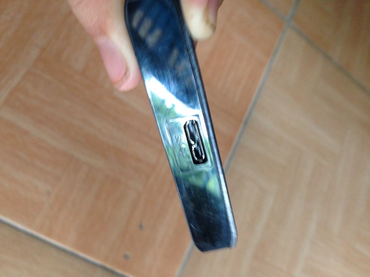 Giao hàng đã qua sử dụng. 
Giao thì được kiểm chứ không được ***.
Nói thật mấy cái này có đáng bao nhiêu mà làm ăn kiểu này.
Yêu cầu nhà bán hàng trung thực tí nha em.
Hết hàng, thì báo hết hàng. Chứ giao hàng ông nào sài rồi gửi cho khách như hàng mới là thiếu trung thực.