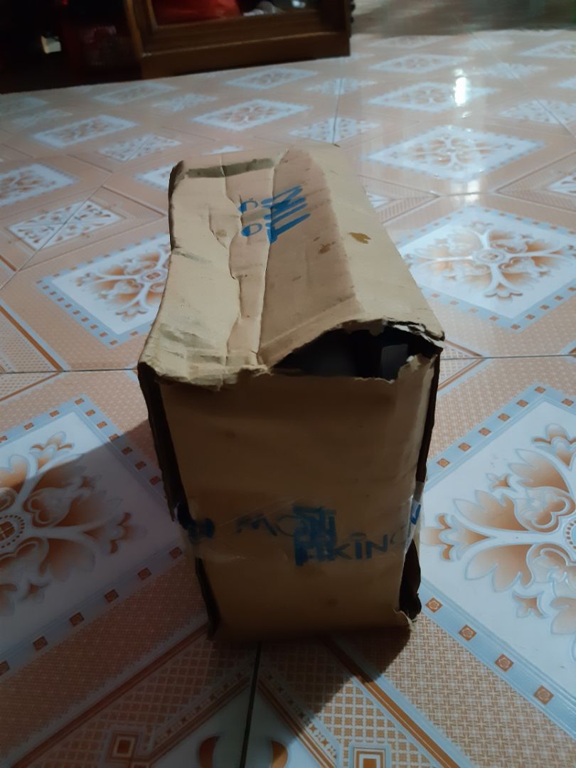 Mua hàng tiki nhiều lần mà lần đâu nhận hàng thấy thất vọng như này. Trời mưa gió mà gói hàng  rất cẩu thả, bỏ luôn đồ vào hộp carton mà ko có lớp bọc nào khác. Giao hàng đến chỗ mk thì hộp rách lỗ to, bên trong còn để sách nữa chứ. Cũng may là chưa rách sách. Hơn nữa lúc mua mk chọn NXB Đại học quốc gia mà giờ nhận sách lại là NXB Hồng Đức. Nhưng dù sao thì vẫn dùng được. Chỉ mong tiki cẩn thận hơn trong khâu đóng gói và giao hàng.