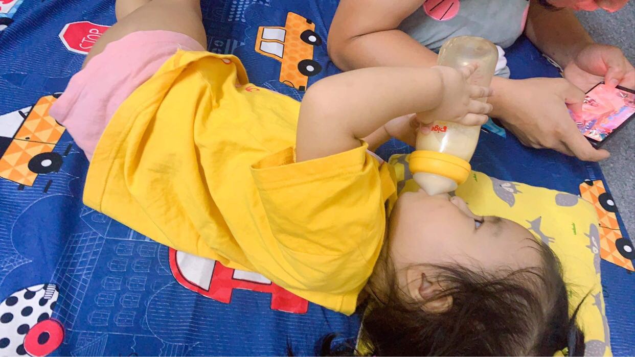 Sữa nhạt thơm dễ uống. Mình mua thử gói nhỏ cho con dùng thử mà con thích uống vèo cái hết luôn nên mới yên tâm mua hộp to. Thích nhất là loại này có gói nhỏ nên mua dự phòng vài gói đi chơi ko phải lách cách vác hộp to. 1gói pha 150ml nước nên đúng bằng 1 cữ con uống luôn. Sp tốt