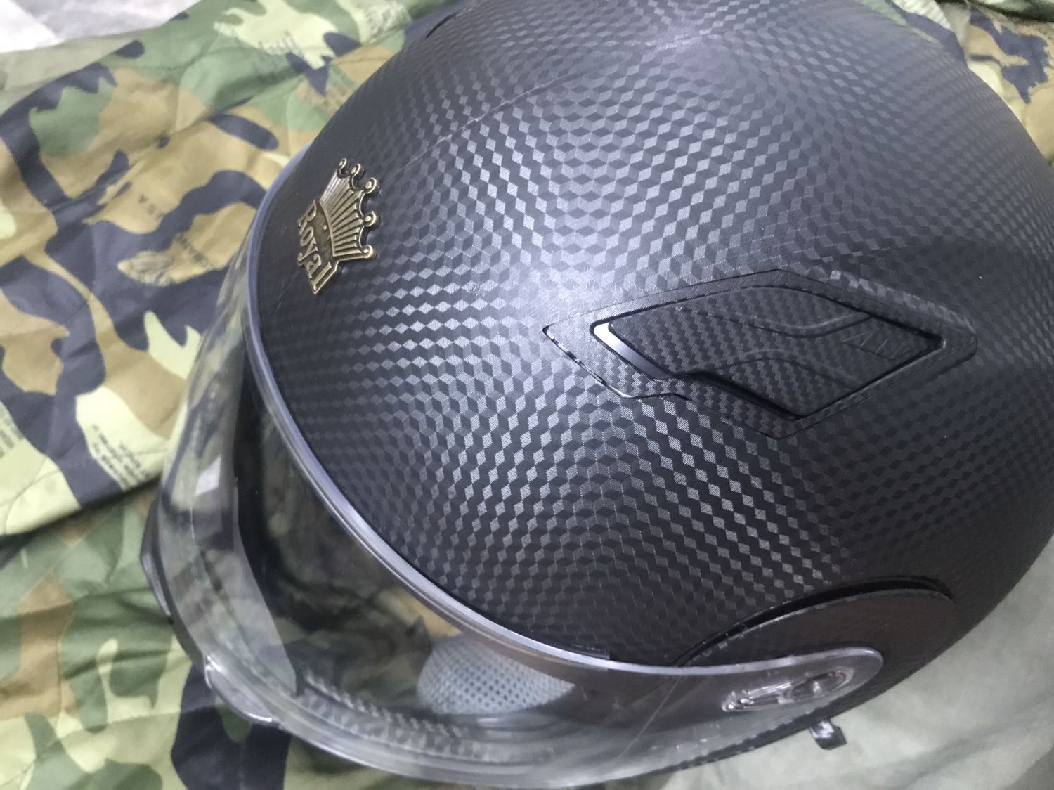 Độ chi tiết không cao, nắp thông gió phía trên đóng không sát, phần chốt gài mút đệm bên trong rất khó mở ra đóng vào nên mỗi lần cần vệ sinh rất khó gài được mút vào như cũ. Nhưng với giá như vầy là hợp lý.