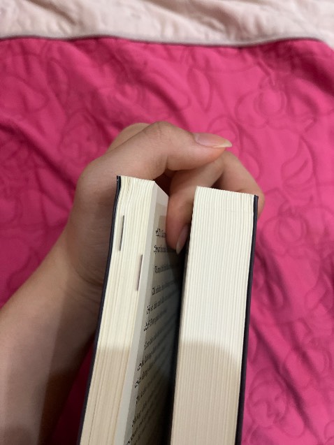 đóng gói sơ sài, sách bị móp hết góc, bên trong sách dính bẩn nhiều trang