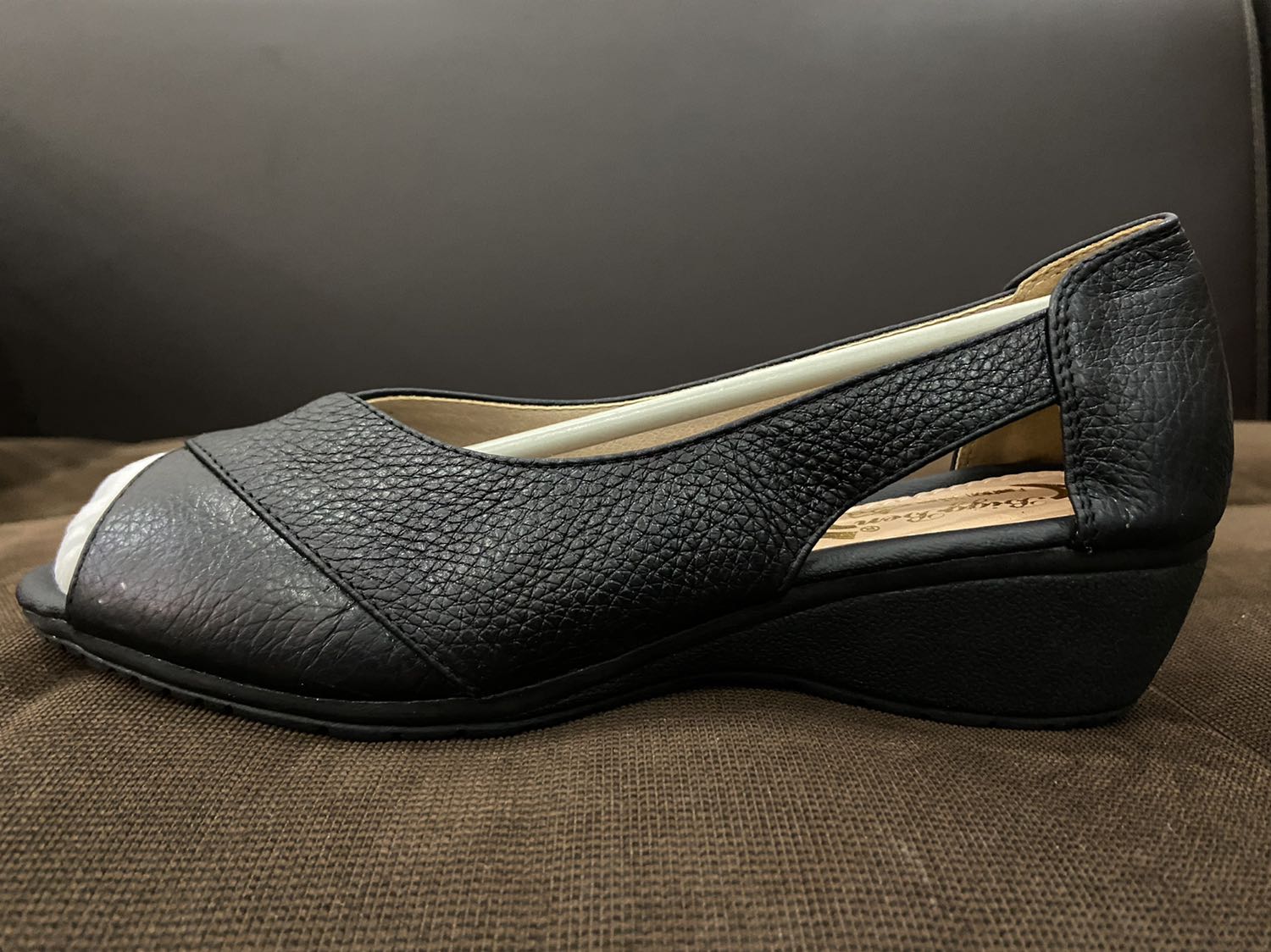 Thiết kế đẹp, thoáng, chất liệu tốt, mềm mại, chắc chắn. Mũi giày hở là một thiết kế phụ nữ ưa thích. Mang giày này rất tự tin. Giá hợp lý. Giày Việt Nam. Rất đáng mua.