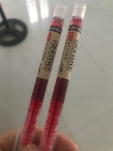 Rất ổn, chất liệu vỏ viết cũng dễ thương, màu mực đậm và đều màu. Mua lúc được giảm giá nên thấy khá ổn khi mua bút này xài