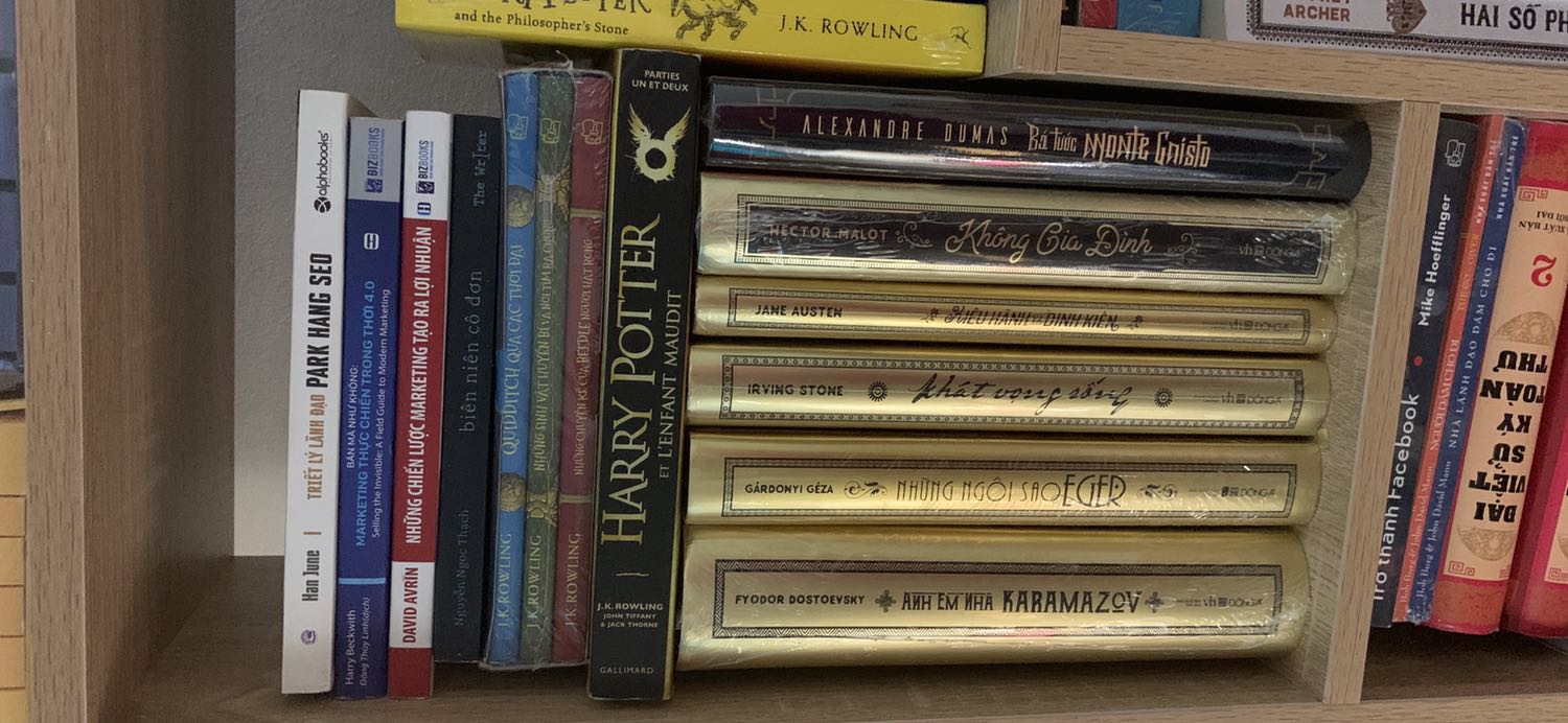 Đã rước em nó về với tủ sách của mình hehe sách vẫn còn nguyên seal giao hàng tiki cũng rất nhanh nữa nội dung chắc chắn phải hay ròiii