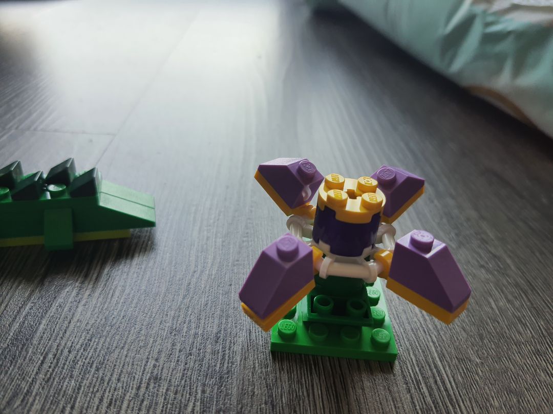 Shop gói hàng chắc chắn. có chống sốc.
Nhựa đẹp, cứng cáp, tinh xảo.
Các chi tiết bé. theo mình phù hợp với các bạn 4t trở lên vì cần phải quan sát, sự khéo léo, tỉ mỉ mới ghép dc. 
Bạn 3t nhà mình chưa biết ghép theo hình mẫu của sách. Ở nhà cũng chơi Puzzle 4 5 6 mảnh các con vật, các phương tiện giao thông thì ghép tốt chứ bộ này chi tiết bé ghép linh tinh dc cái nào thì dc thôi haha.