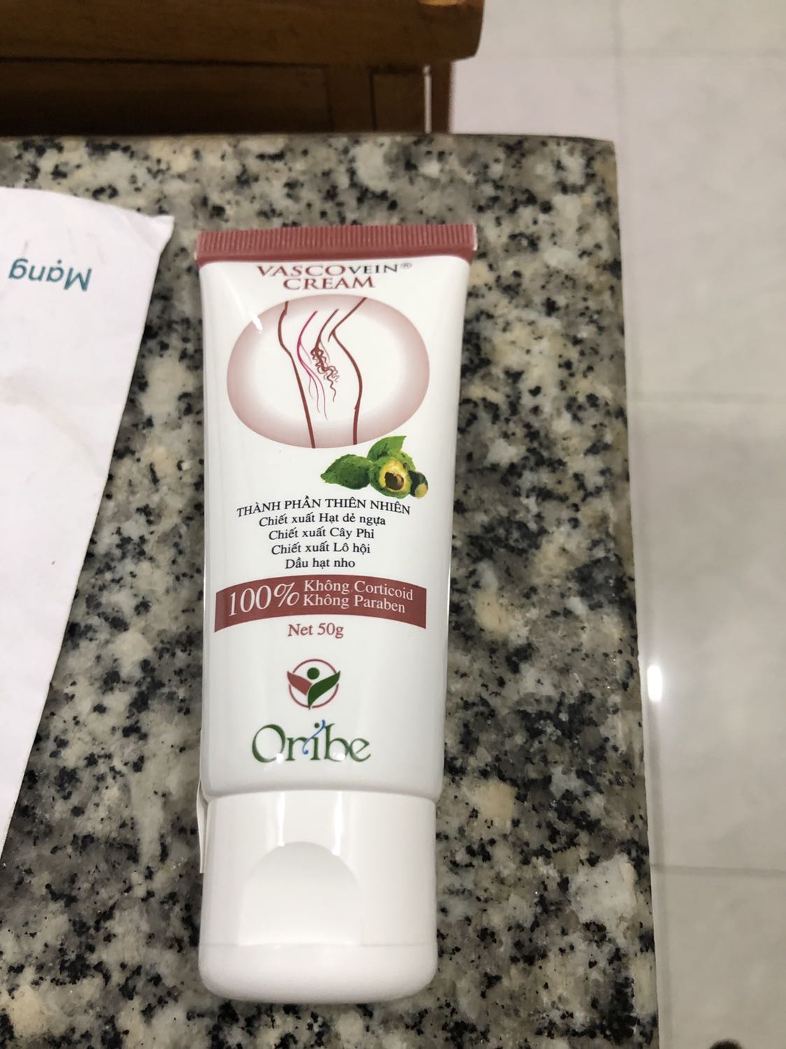 Giao hang rat la nhanh. Moi dat ngay hom qua, hom nay da giao hang. Con duoc kem qua tang. Me minh da su dung kem gian tinh mach nhieu roi va giup giam dau rat tot. Cam on shop!