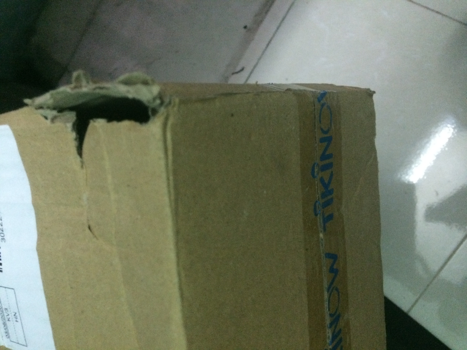 Đặt 2 đơn hàng gần nhất 20 quyển sách của Tiki Trading nhận được gói hàng cả 2 đều bị rạch ra như thế này đây, sách ở bên trong không được bọc lớp xốp cẩn thận như của nhà bán hàng fahasa. Đây là sách giá trị không nhiều nhưng nếu những mặt hàng giá trị cao thì sẽ như thế nào?