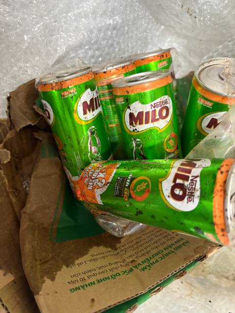 Tôi thường đặt 4 thùng milo ***, hoặc milo hộp giấy để uống dần dần. Lần này là trải nghiệm kinh khủng nhất từ trước đến nay
Thông thường 2 thùng milo sẽ được gói lại trong lớp ni*** và chống sốc, nên tôi đặt 4 thùng sẽ nhận 2 gói lớn
Khi tôi khui gói đầu tiên, thùng milo đầu tiên tôi lấy ra bình thường
Thùng milo thứ 2, tôi thấy được gói dầy thêm 1 lớp ni*** so với thùng milo trước đó. Khi tôi khui lớp ni*** này ra thì thấy có mùi hôi, sau khi lấy hết mấy *** milo ra thì thấy có 1 *** bị xì, và rất nhiều dòi. Tôi nhấn mạnh 1 lần nữa rất nhiều dòi. Tôi rửa sạch những *** milo còn lại thì thấy có nhiều vết móp, tôi đoán là thùng milo thứ 2 này do va đập nên 1 *** milo bị xì ra, và có người cố tình bao bọc thêm 1 lớp ni*** nữa nhằm che mắt qua loa

Vấn đề ở đây là tôi rất thấy vọng với thái độ xử lý đơn hàng lần này. Nếu hàng bị hư thì tôi có thể chờ và đổi lại. Vì hành vi gói thêm 1 lớp ni*** qua loa thì đang xem thường khách hàng, biết hàng có vấn đề mà vẫn giao