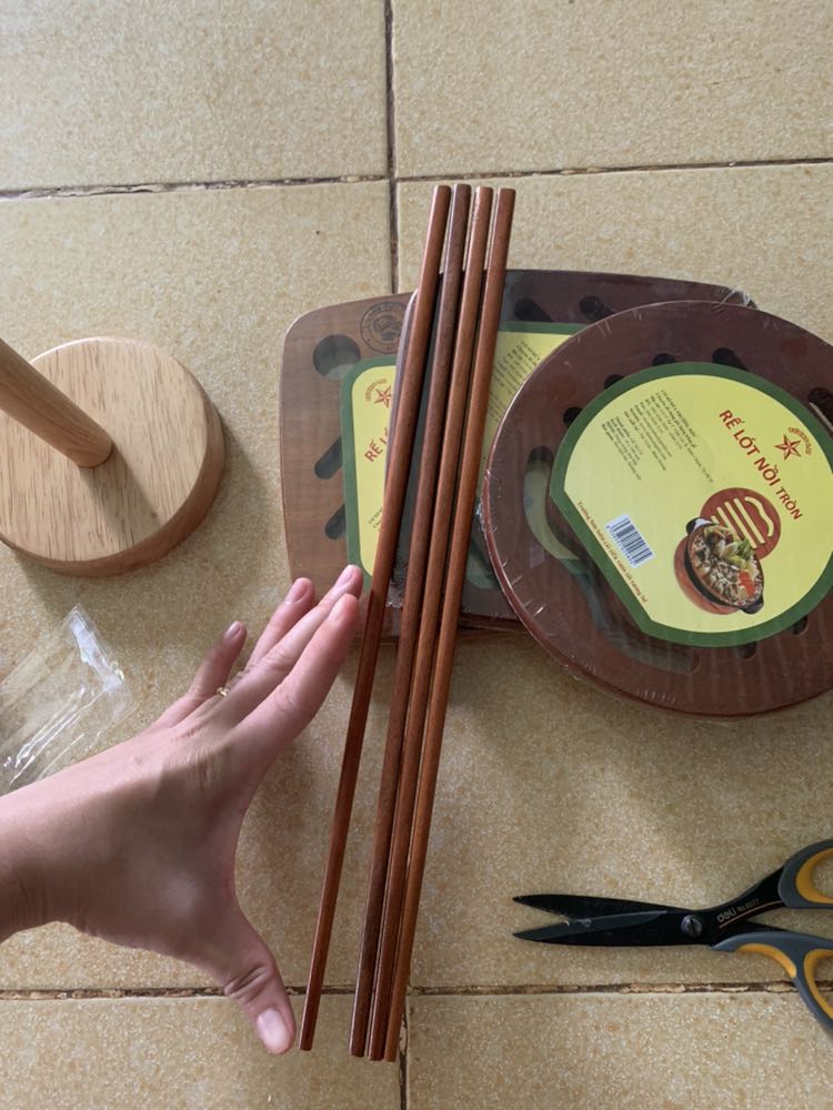 Đũa dài, vì mình ăn cơm bằng đũa inox nên phải mua cặp đũa này để xào nấu chiên đồ ăn bằng đũa gỗ, đũa dài 42cm cầm chắc tay lắm nha.