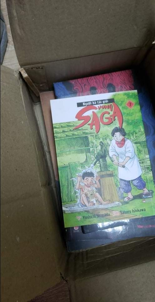 Vấn đề của tiki luôn luôn là phần đóng gói. Hộp bên ngoài thì méo mó, bên trong thì ko hề có miếng đệm mút nào cho 4 cuốn, quá tệ. Nhất là cuốn Xứ cát, gáy thì bẩn, bong cả gáy nhìn chán không tả nổi. Hy vọng tiki xem xét lại phần đóng gói.