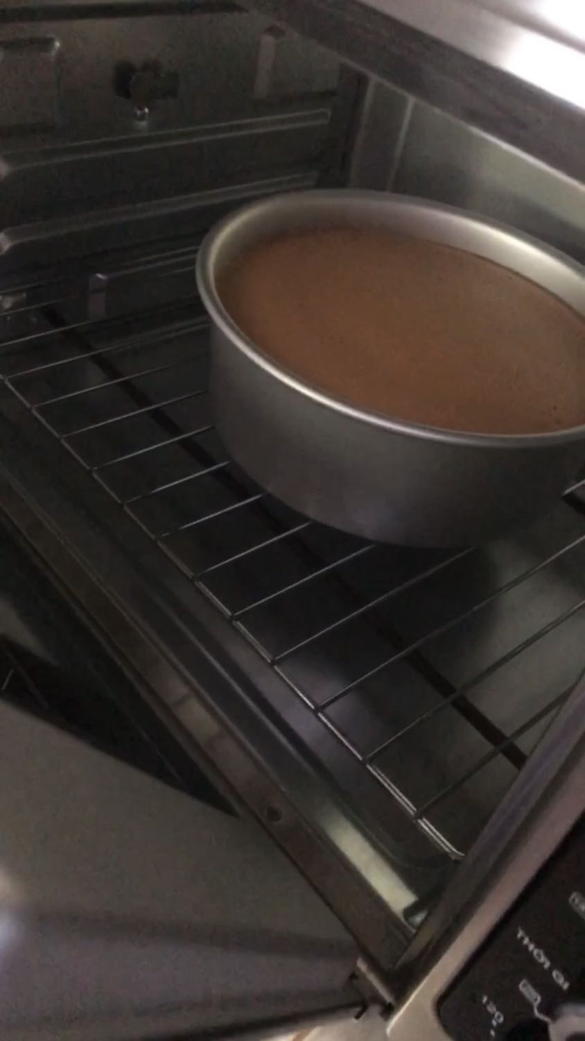 Mình vừa nhận được lò hôm qua. Về kiểm tra ko bị móp méo cũng như cửa lò ko bị hở. Khai nướng và các phụ kiện đi kèm đầy đủ. Về nhiệt độ lò nướng ổn định, mình đặt ở nơi thoáng 4 mặt nên ko tỏa ra quá nóng. Làm thử bánh gato, bánh vàng đều mặt, nở từ từ đều. Nói chung là ưng.