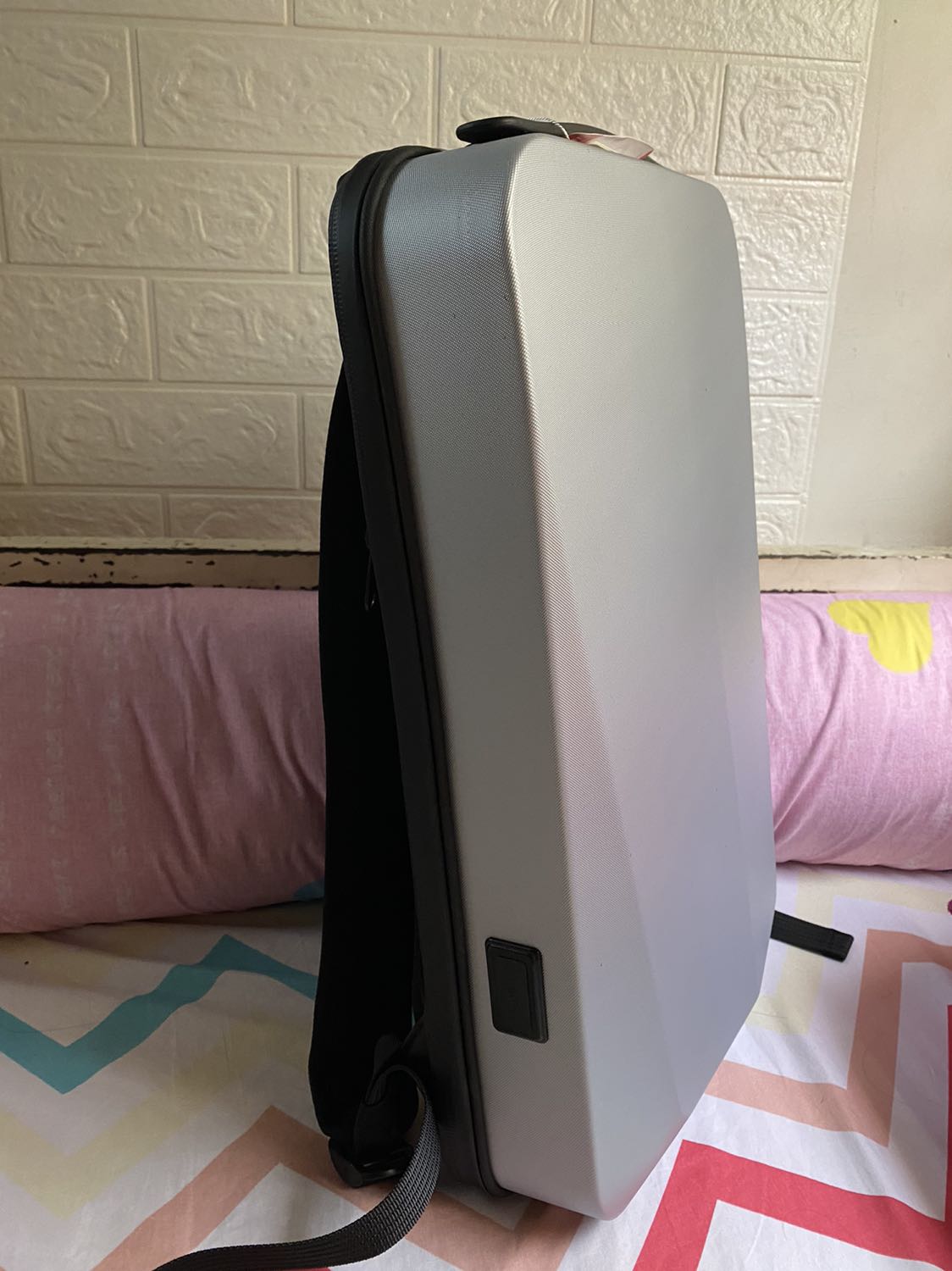 Chi tiết được may sắc nét, tinh tế, nhìn xịn sò lắm. Đóng gói bao bì cũng rất chuyên nghiệp. Nói chung nhận hàng hài lòng. Phải xài thêm để xem chất lượng thế nào.