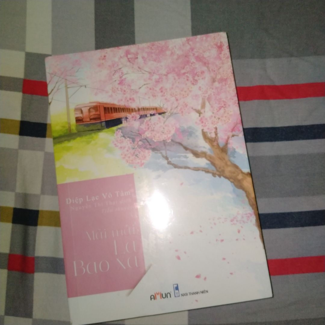 Lúc đầu mua lo lắm tại thấy mọi người nhận xét gặp vấn đề khá nhiều, nên hơi đắng đo nhưng mua về rồi thấy ưng lắm. Sách đẹp, được bọc đầy đủ, tuy có hơi bị nhăn góc đằng sau nhưng với giá này thì okela nha. Nhiều bạn nói thiếu trang chưa đọc nên không biết nhưng với "vẻ ngoài” thế này thì mình thấy hời lắm.