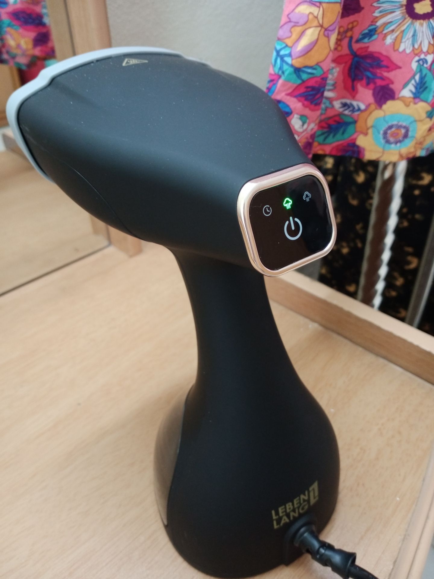 Vừa *** xong sản phẩm . OK 👍👍. Máy dùng thích . Bật ở nấc nhỏ mà hơi nước phun khá mạnh . Hạt nước nhỏ li ti . Phun đều . Nước nhanh nóng . Mới thử là áo vải mùa hè thôi . Nhưng cầm lâu , là nhiều áo váy thì chắc sẽ mỏi tay