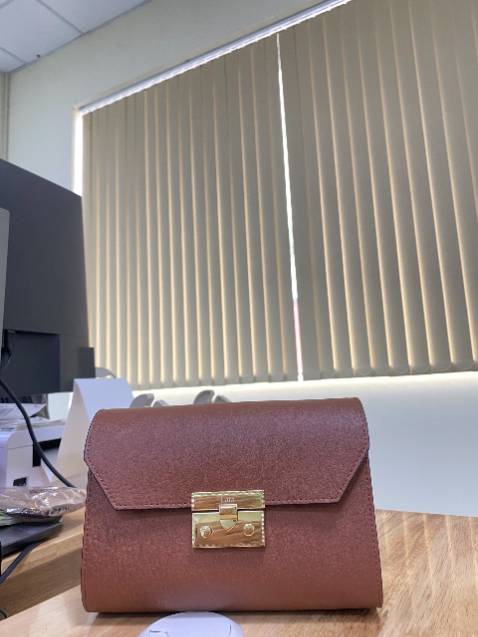 Kiểu dáng đẹp thời trang .. chất da tốt , rất dễ phối đồ nói chung là quá ưng luôn ạ .. thank shop nhìu