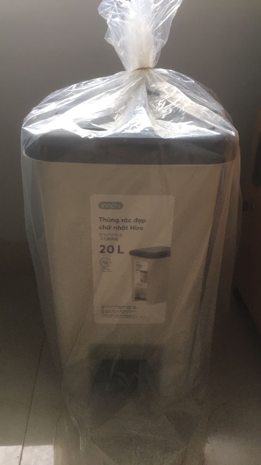 Thùng rác to, đẹp, nhìn lịch sự. Chắc do vận chuyển nên nắp có rất nhiều vết xước, may k sứt mẻ k vỡ gì thì cũng được. Nắp đóng mở khi đạp chân cảm giác vẫn hơi lỏng lẻo, chắc kiểu nó vậy.Mình mua được lúc giá rẻ 136k thì cũng hài lòng với giá tiền. Nếu mua giá gốc mình sẽ chỉ để 4 sao thôi :D