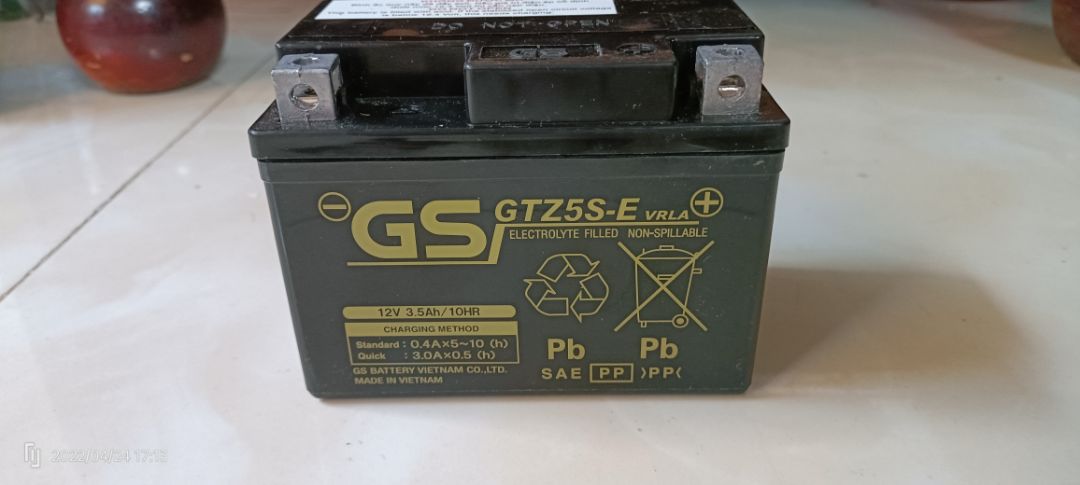 Bình ắc quy còn rất mới, ráp vào xe sử dụng được ngay, còn có phiếu bảo hành, sản phẩm đúng như mô tả, đóng gói chắc chắn, đặt hàng chỉ 2 ngày là nhận được