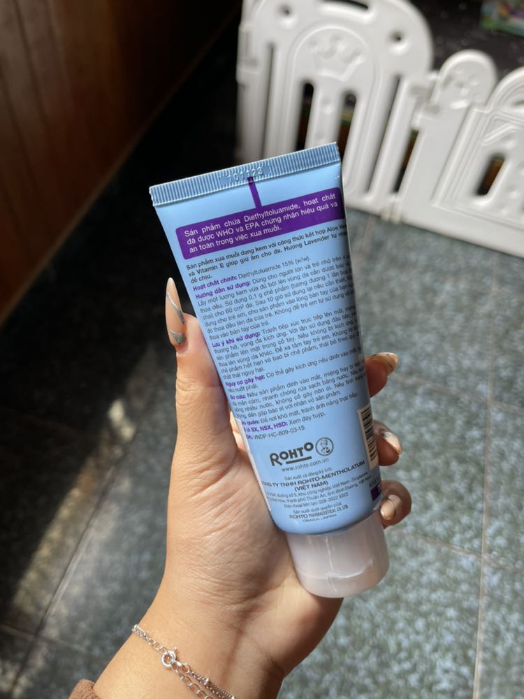 chai mới bóng chứ ko mờ như trước, sp dễ dùng, ko bết, nhỏ gọn nên dễ mang theo. Dùng ok, bớt bị muỗi cắn hẳn