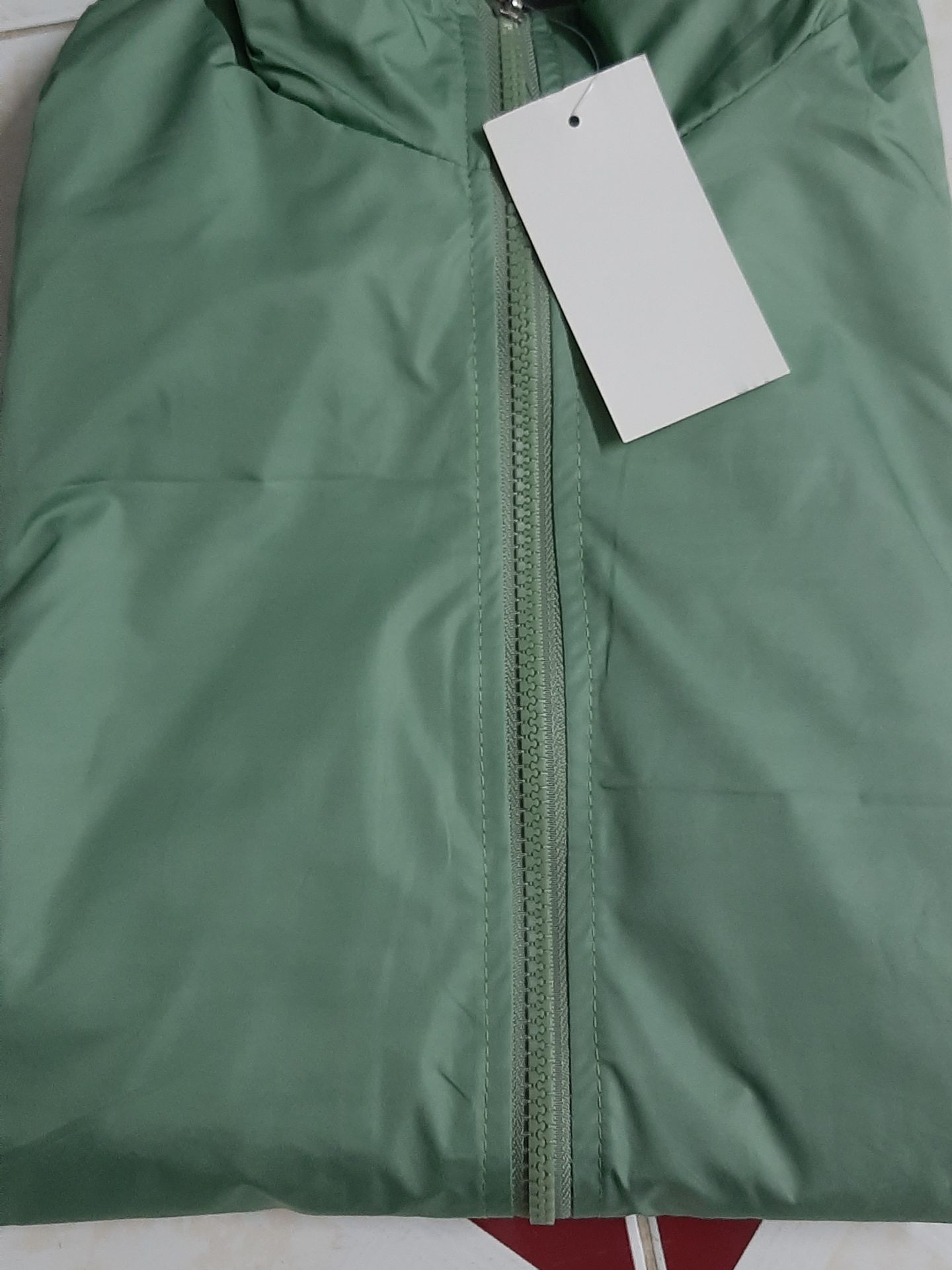 Chất lượng áo dày dù tuy giá rẻ tốt nhưng áo dày rất đẹp , áo chất y hình đúng như mô tả Mình mét 64 mà do thích body nên lấy szie M là body sát luôn , áo dày và mặc rất thích luôn Áo này mình nghĩ trời nóng hay lạnh gì chắc cũng mặc dc hết vì rất thoải mái khi mặc Chất liệu dù nhìn rất tốt so với giá tiền bỏ ra , có túi trong túui ngoài tiện lợi , để được nhiều loại vật dụng cá nhân Tiki thì giao hàng nhanh , nhân viên thân thiện , giao nhanh quá nhanh