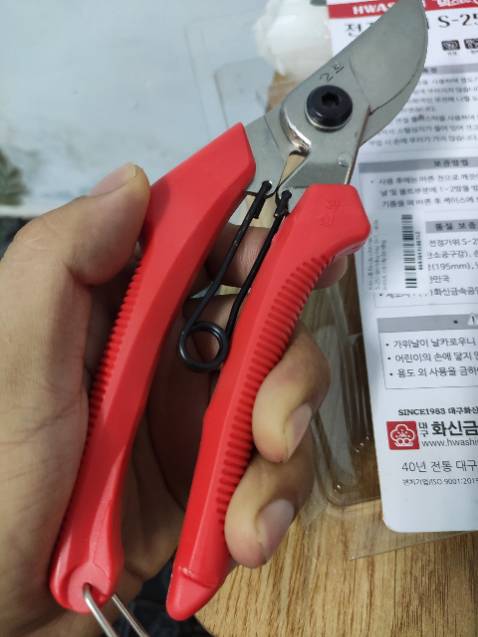 Rất đáng mua nhé mọi người, màu thì như mình chụp màu chuẩn 95% , độ hoàn thiện chi tiết khá tốt , độ bền thì cần sử dụng 1 thời gian mới đánh giá được, mình nghĩ nó khá ok. Giao hàng nhanh khủng khiếp chưa tới 2h đã nhận được hàng. 5 sao cho sản phẩm tốt chất lượng